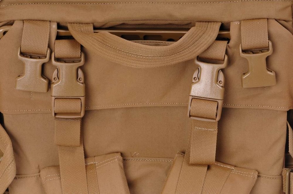 主包背负系统顶部，靠内的插扣是背带提升带，靠外的两个插扣用于连接捆扎带或者和突击包结合