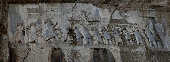 贝希敦铭文，记录了波斯大流士一世征讨中亚各国的故事，仔细看其中画面最右边戴高帽子的任人物就是当时的萨迦人的首领斯昆哈