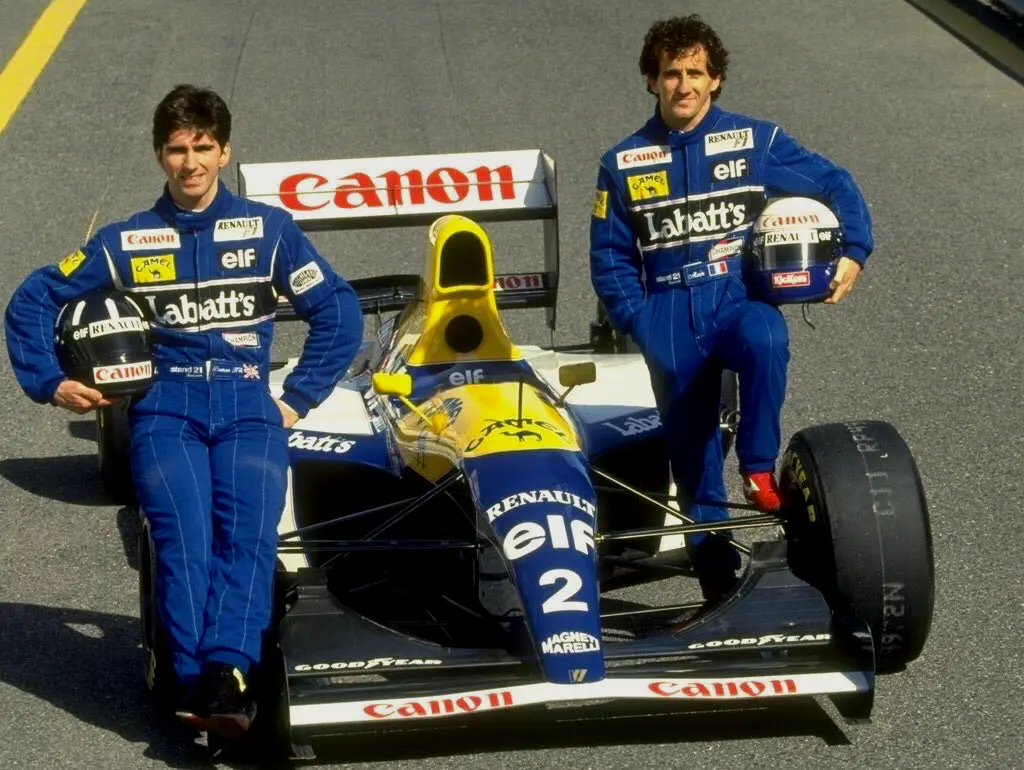威廉姆斯车队93赛季阵容：阿兰·普罗斯特与达蒙·希尔，作为前F1世界冠军格拉汉姆·希尔的儿子，达蒙·希尔在1996年也为威廉姆斯车队夺得赛季冠军。