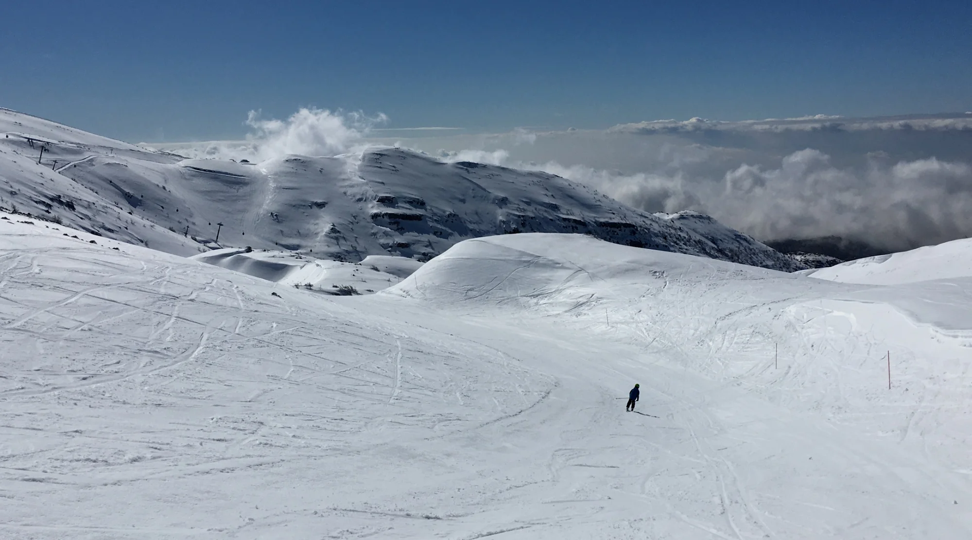 冬天的赫尔蒙山已经是万里雪飘，这里不仅是一个不错的雪场，IDF特种登山队也部署在这里