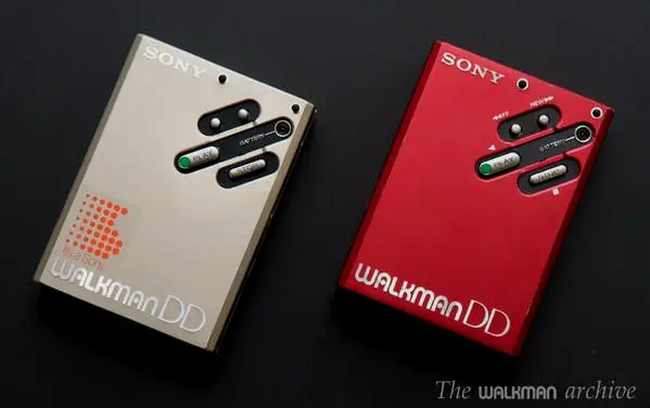 索尼在1982年发售的六色彩壳入门WALKMAN