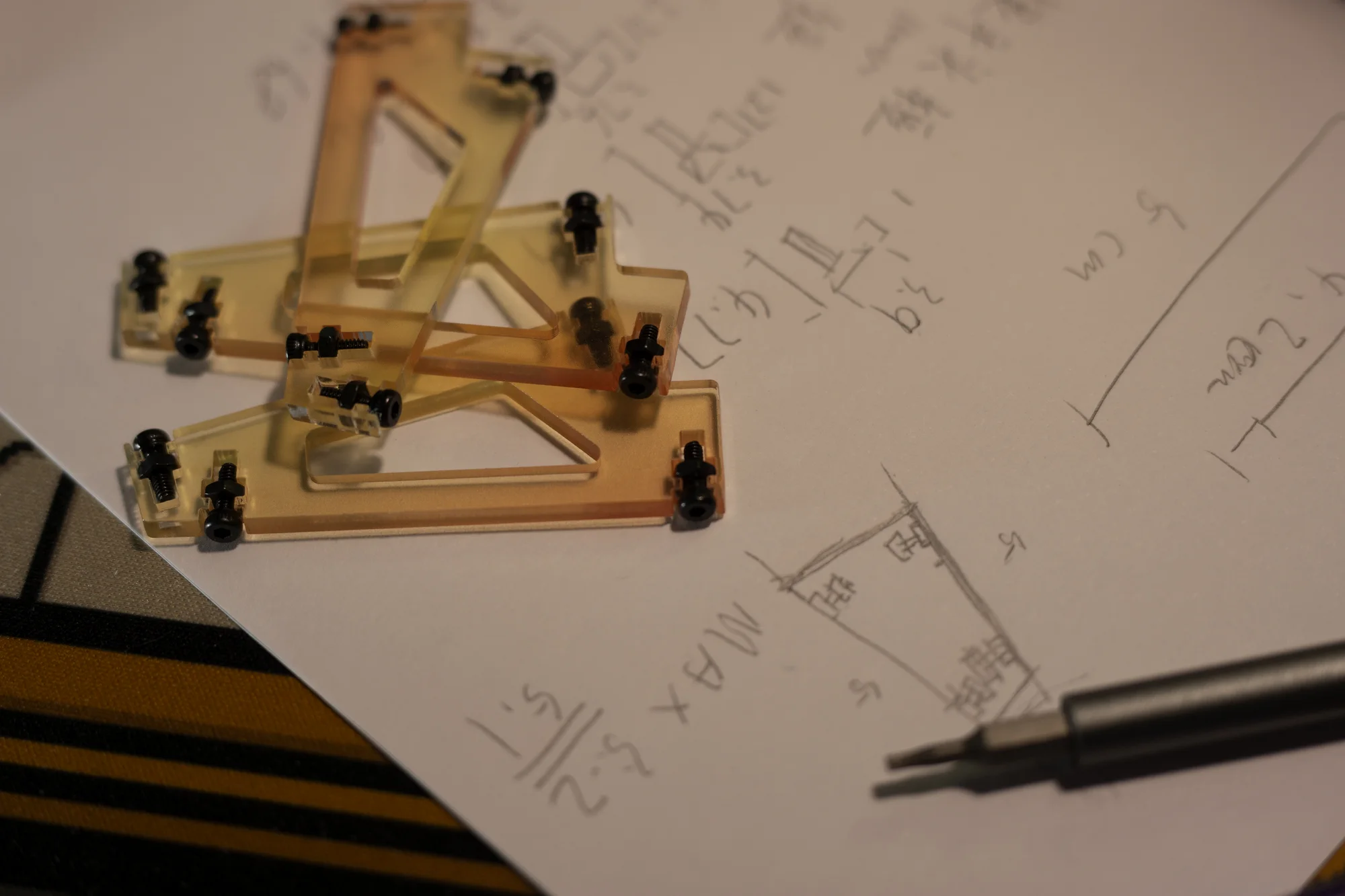 diy成品展示，背景是前一天纸上比划的草稿。