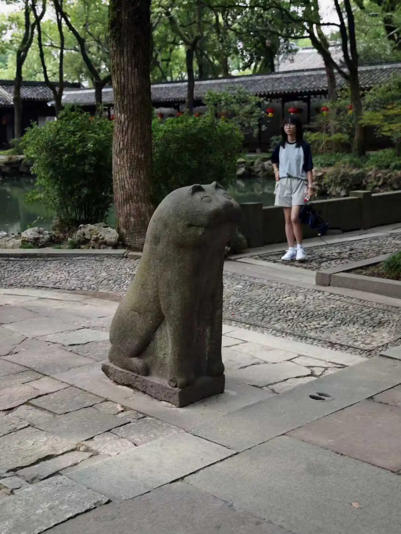 景区内憨态可掬的元代石狮