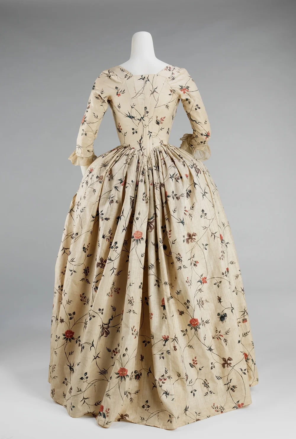 Robe à l'Anglaise, 1785–95 (MET) 分开两片布料制作成上身和下身、结合处呈V型是英式礼服的特色之一