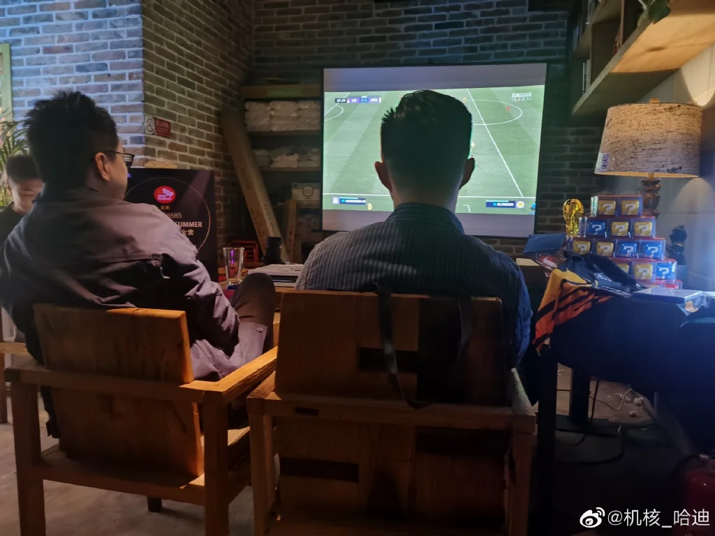 当然也有真正的圈内高手打出的精彩对局，观赏性很强