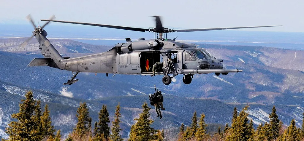 美国空军伞降救援队的HH-60正在阿拉斯加州训练