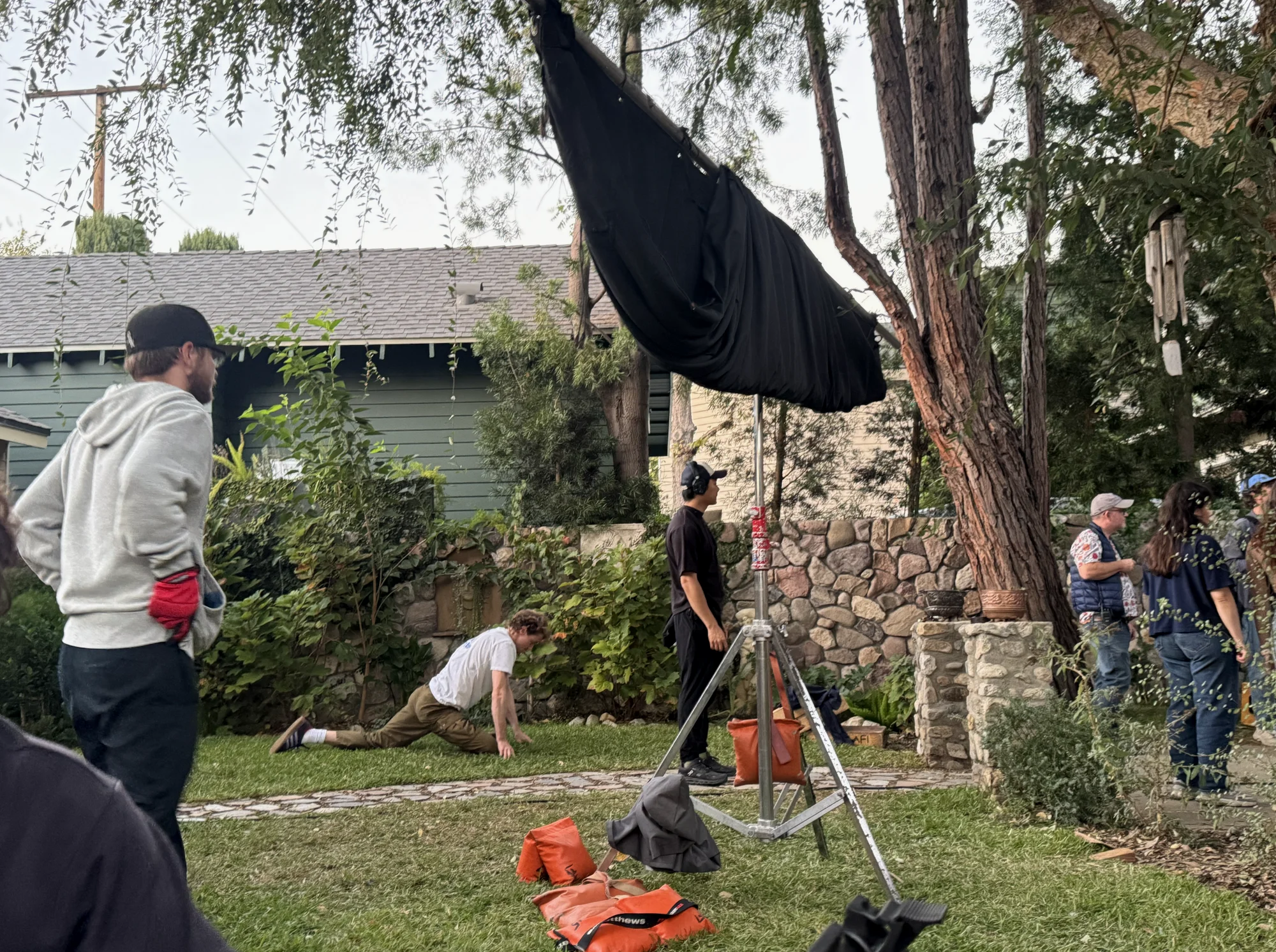 编剧哥片场随地拉伸 学习他的松弛感