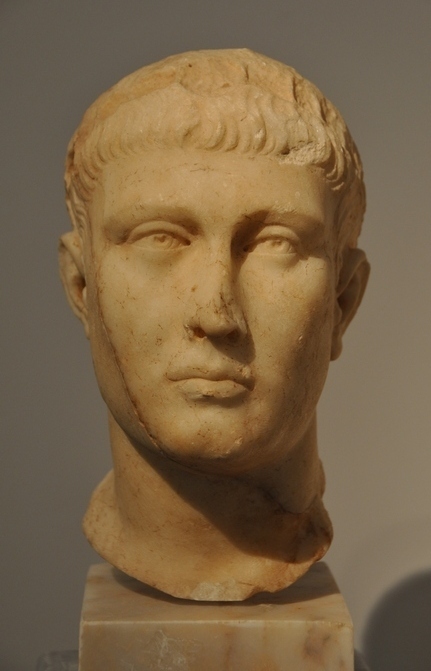 罗马帝国皇帝狄奥多西一世，公元 380 年将基督教定为国教，去世后罗马帝国最终一分为二，分别被两个儿子继承。