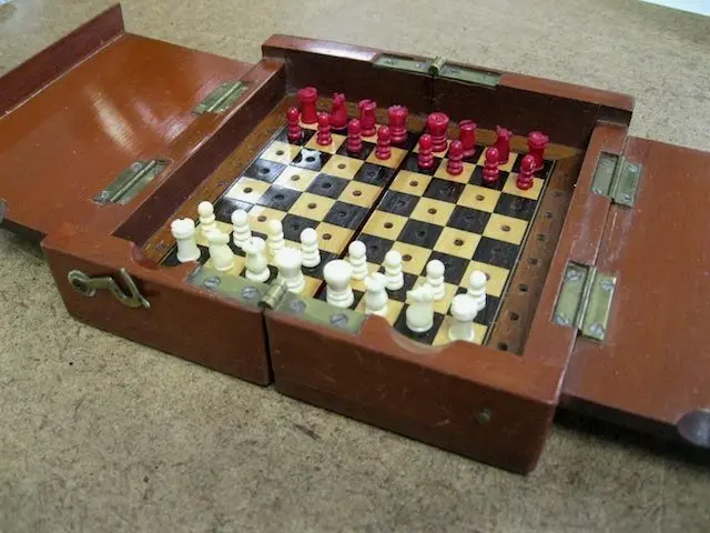 比如这一套的棋子采用了相对好看的尺寸，但就导致了棋盘收纳空间变得硕大而不便。而且相比起来前面那套实用而有个性才是真的帅。听懂了吗？GW？