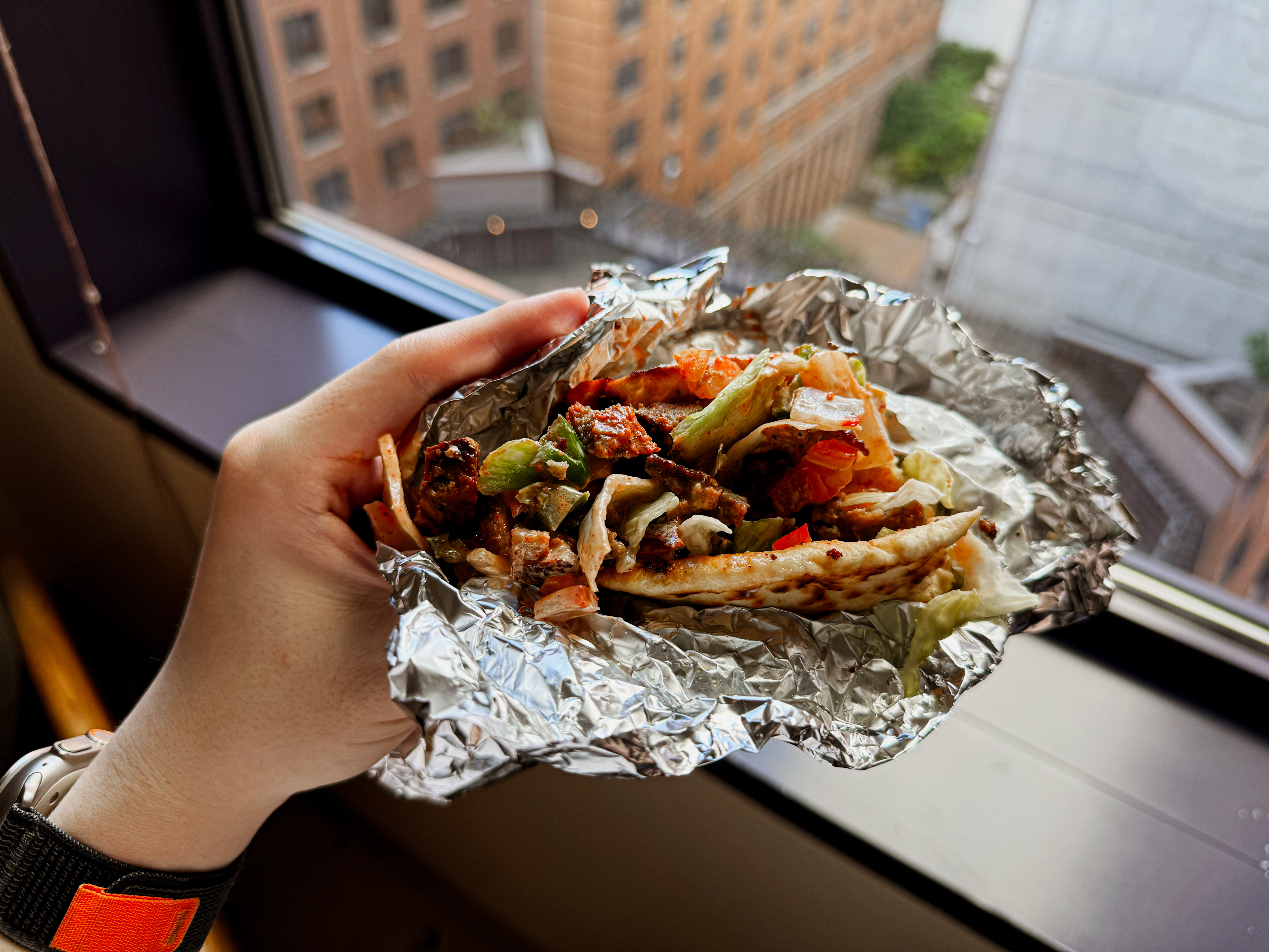 餡料豐富到很容易掉出，非常多汁的Lamb Gyro