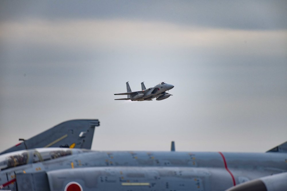 盘旋了很多圈以后黑白双煞依次着陆,这时出现了一个有趣的插曲,大家都