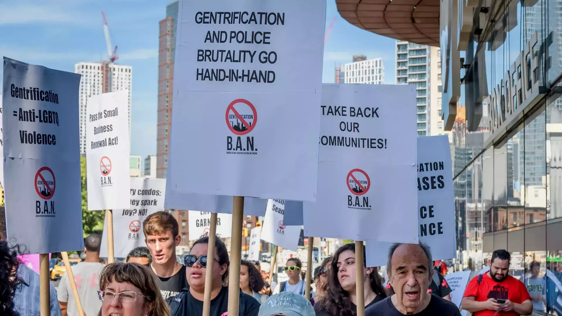 “Gentrification 跟暴力执法是一伙儿的！”，“Gentrification 是反LGBT的暴力行为！”，“要回我们自己的社区！”，“让小公司活！”。Gentrification 可以说是统治阶级的一种武器，用自己作为统治者独有的政策资源重构对自己不利的自然形成的社区文化。