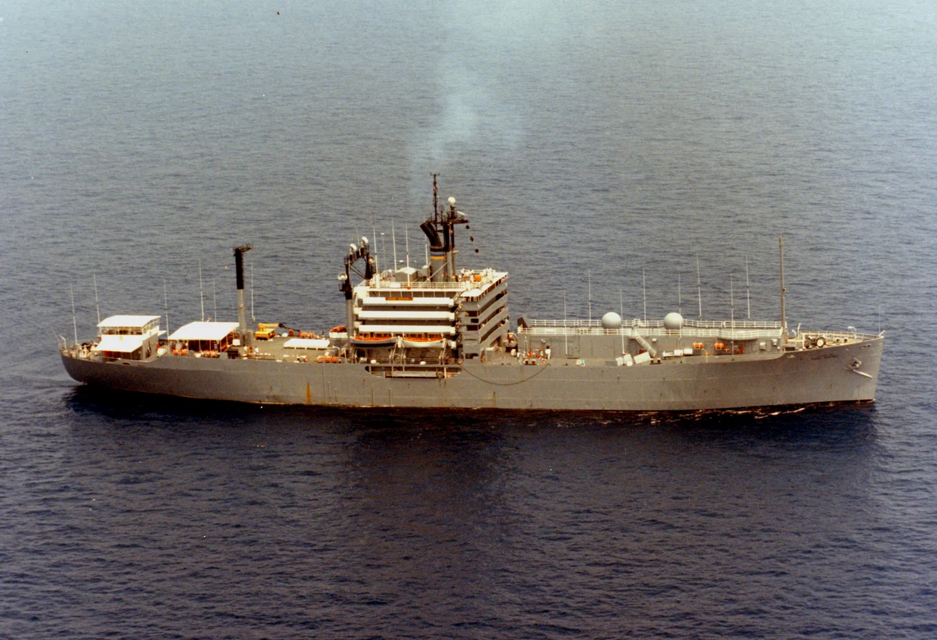 1994年的T-AGM-22，后桅杆上的对数周期天线也被拆除