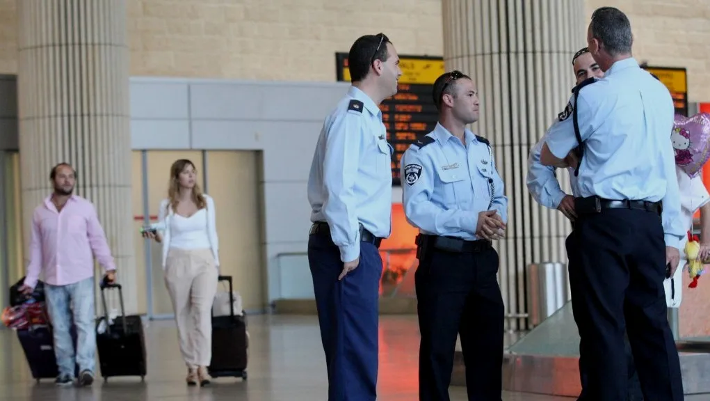 本·古里安机场内交流的安保人员
