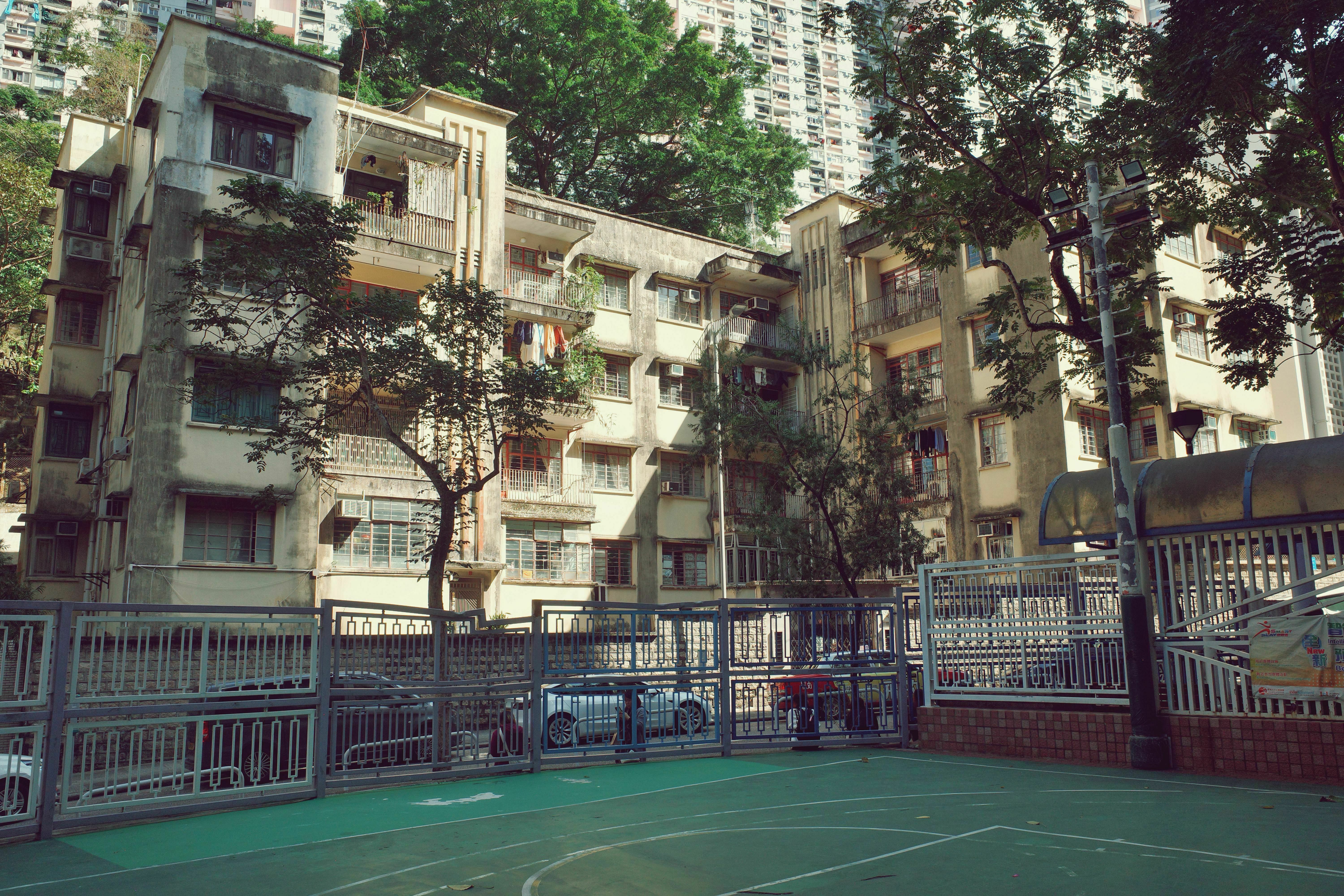 站在儿童游乐园望向融苑
