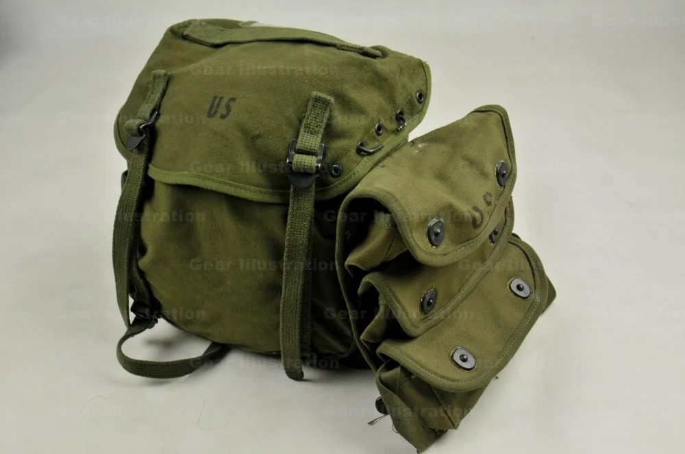 改进型的M-1961屁股包，盖子上挂了一个陆战队的三兜手雷包