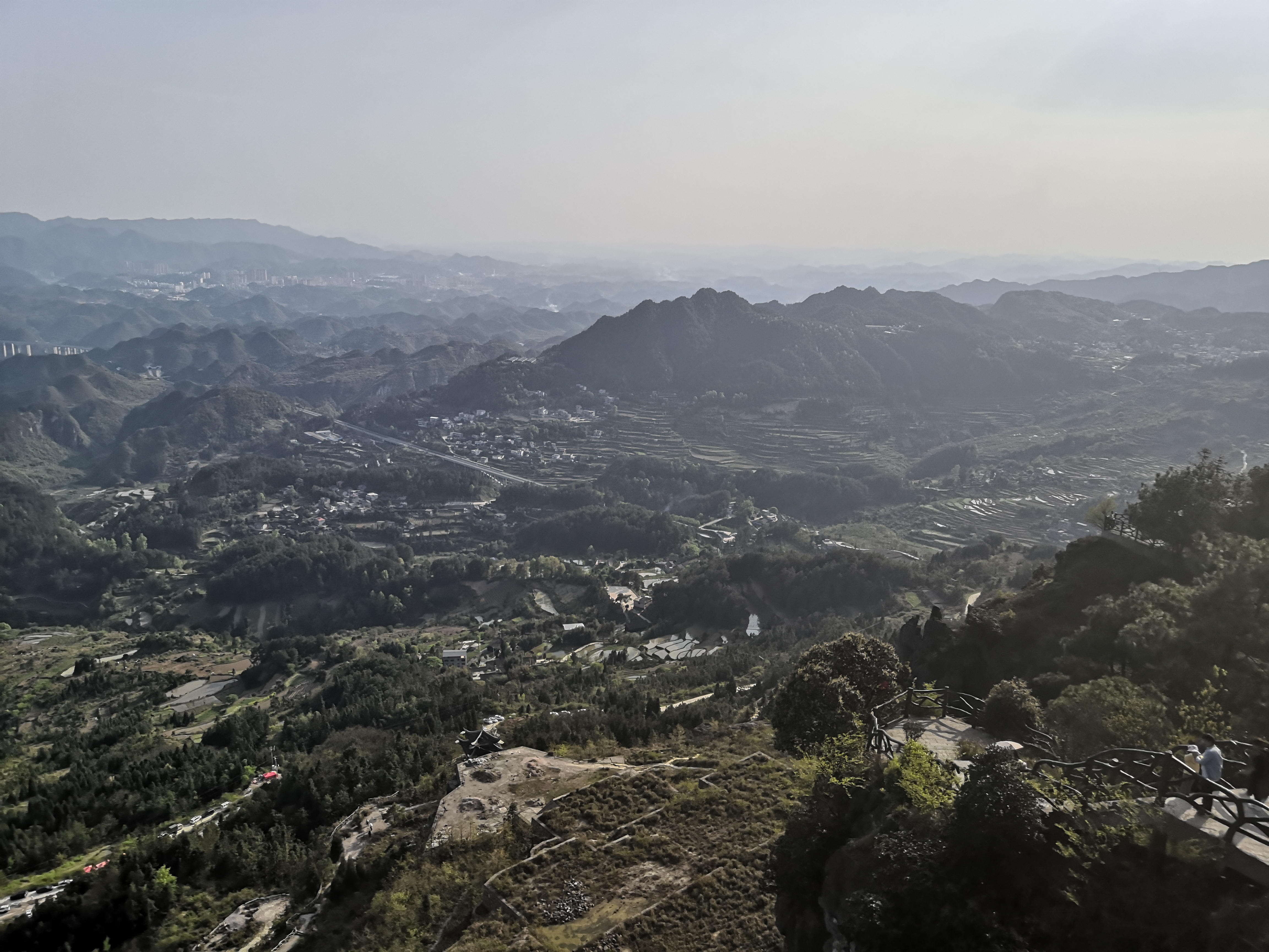 县城里的小孩，人们，与游戏