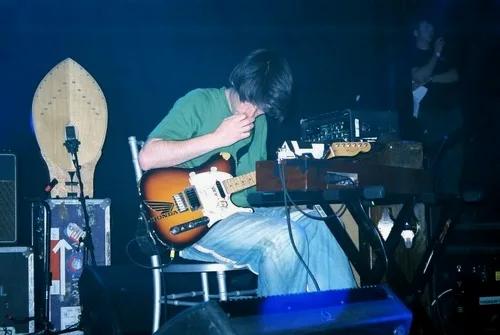 Jonny 和 Thom 在2006 The Big Ask 演出时，坐在 ondes 前。棕榈型扬声器就在他的身后。