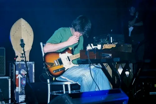Jonny 和 Thom 在2006 The Big Ask 演出时，坐在 ondes 前。棕榈型扬声器就在他的身后。