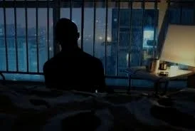 然而，搜索“雨后”和“窗边”两个关键字，就出现了这张我戏称为“雨后”“牢里”的照片……