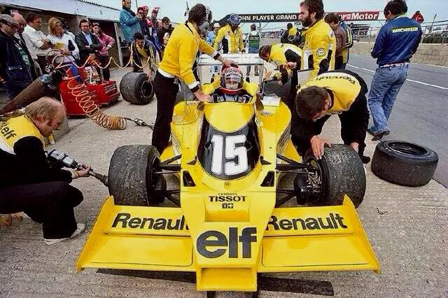 1977年雷诺加入F1，驾驶R.S01参赛