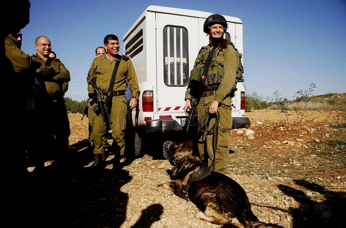 加比·阿什肯纳齐将军和一位来自“刺钉”单位的女训犬师合影，“刺钉”军犬单位在IDF中属于特种部队。