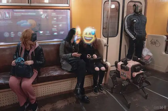 技术无处不在，它对人们生活方式、文化会造成什么样的影响？无论这影响早就的奇观设定在的时间还是未来，这就是复古未来主义探讨的一个例子。
