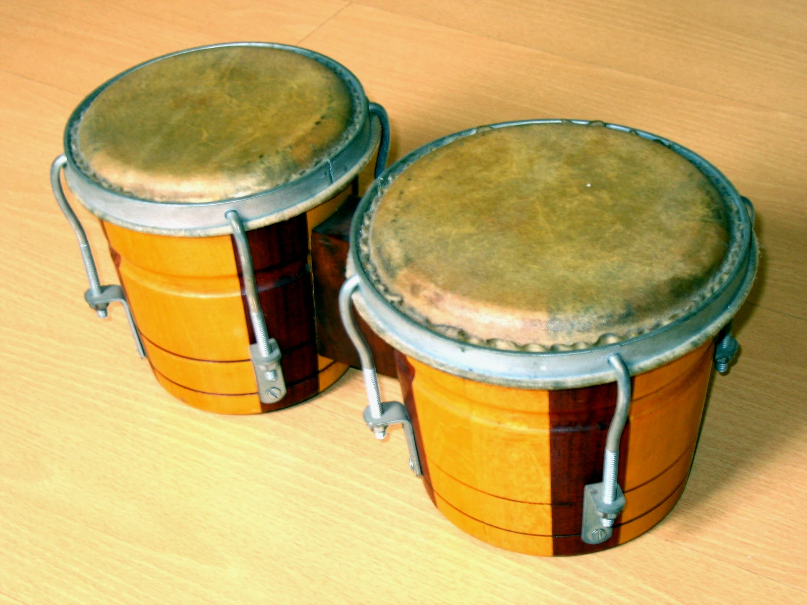 邦哥鼓（英语：Bongos），又称为曼波鼓，是源于拉丁美洲的一种鼓。以两个不同大小的单皮鼓为一组，以铁片或木将两个鼓接驳在一起，因此英文名称多写成Bongos（间中亦有写成Bongoes，但s才是正确写法）。