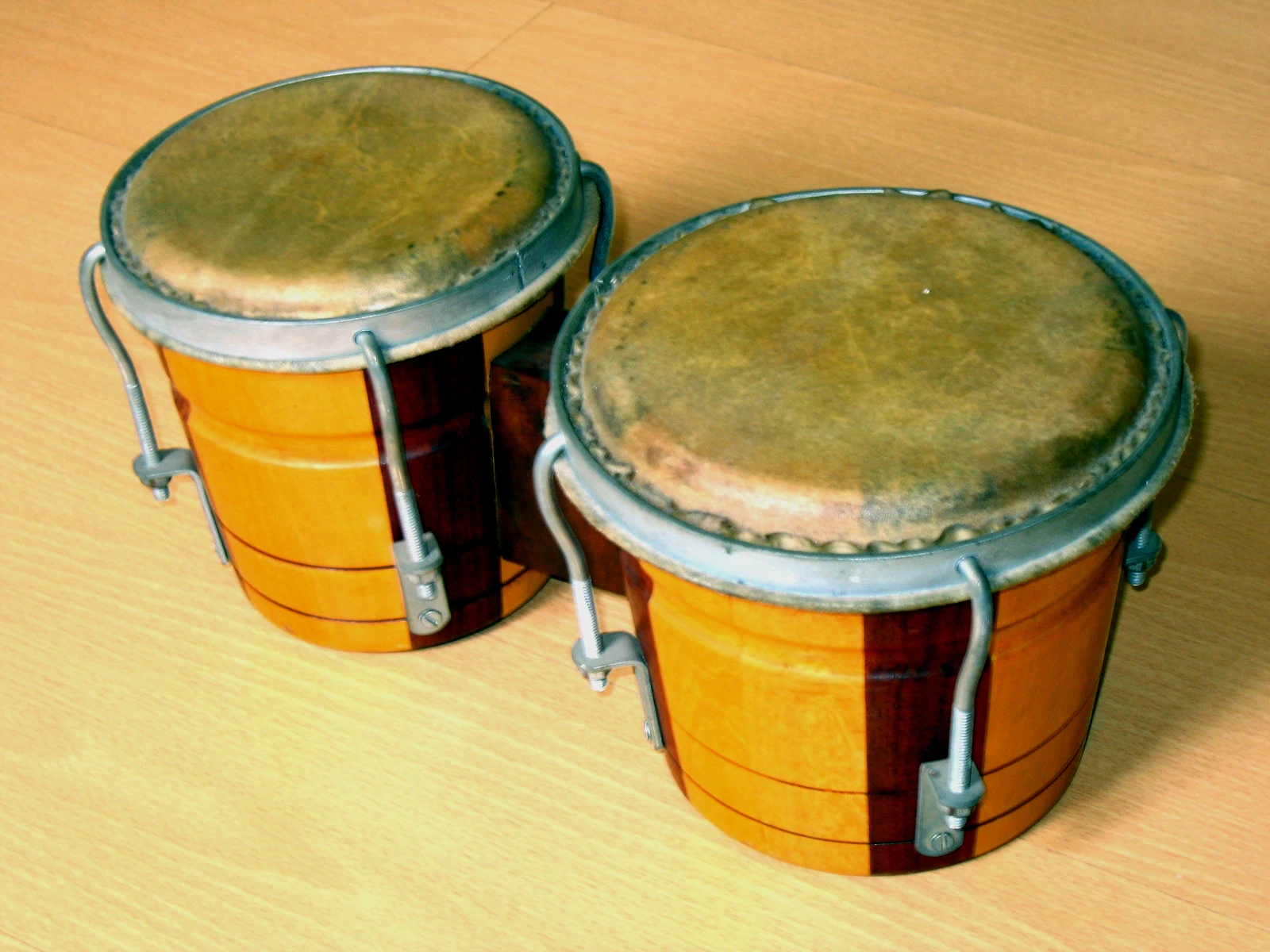 邦哥鼓（英语：Bongos），又称为曼波鼓，是源于拉丁美洲的一种鼓。以两个不同大小的单皮鼓为一组，以铁片或木将两个鼓接驳在一起，因此英文名称多写成Bongos（间中亦有写成Bongoes，但s才是正确写法）。