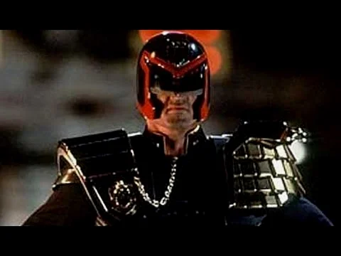 《特警判官 Judge Dredd》是达尼·加农在1995年执导的科幻动作电影，主演史泰龙