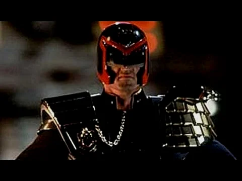 《特警判官 Judge Dredd》是达尼·加农在1995年执导的科幻动作电影，主演史泰龙