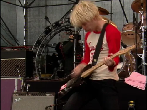 Thom 和他的重度改装 Fender Telecaster Thinline 和 ‘65 重制版 Fender Twin，摄自1994年5月22日 Rock Am Ring 音乐节的《My Iron Lung》表演中。