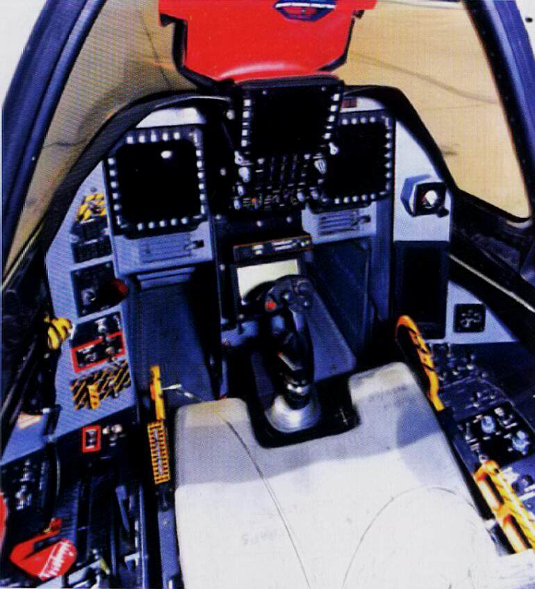 YF-23的仪表盘基本就是现成的F-15E仪表盘设计。左右两台多功能显示器与中置式操纵杆都是直接取自F-15E的部件。
