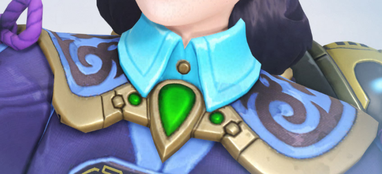 小美肩上的“扇肩”纹饰也是气云纹，扇肩的中间还镶嵌了绿宝石。