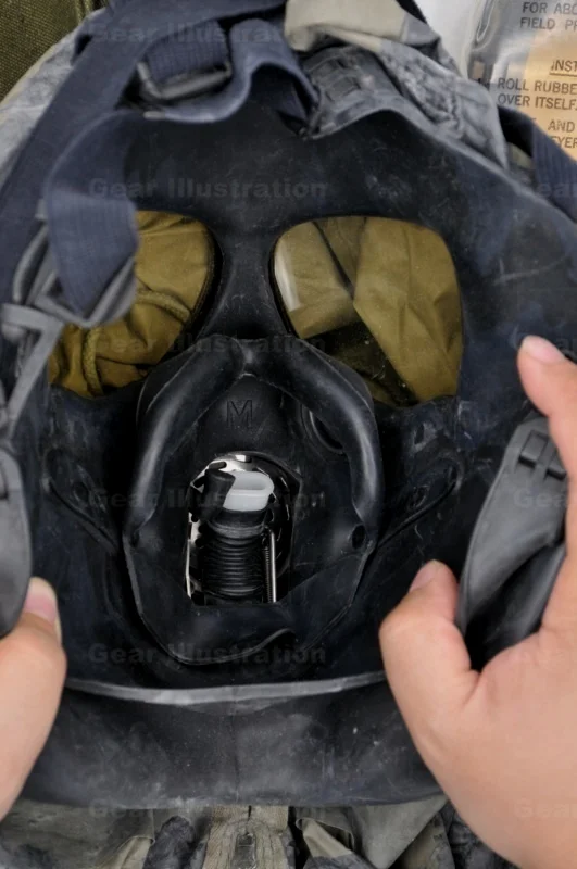 M17A1防毒面具内衬，白色是人工呼吸管，黑色是饮水管