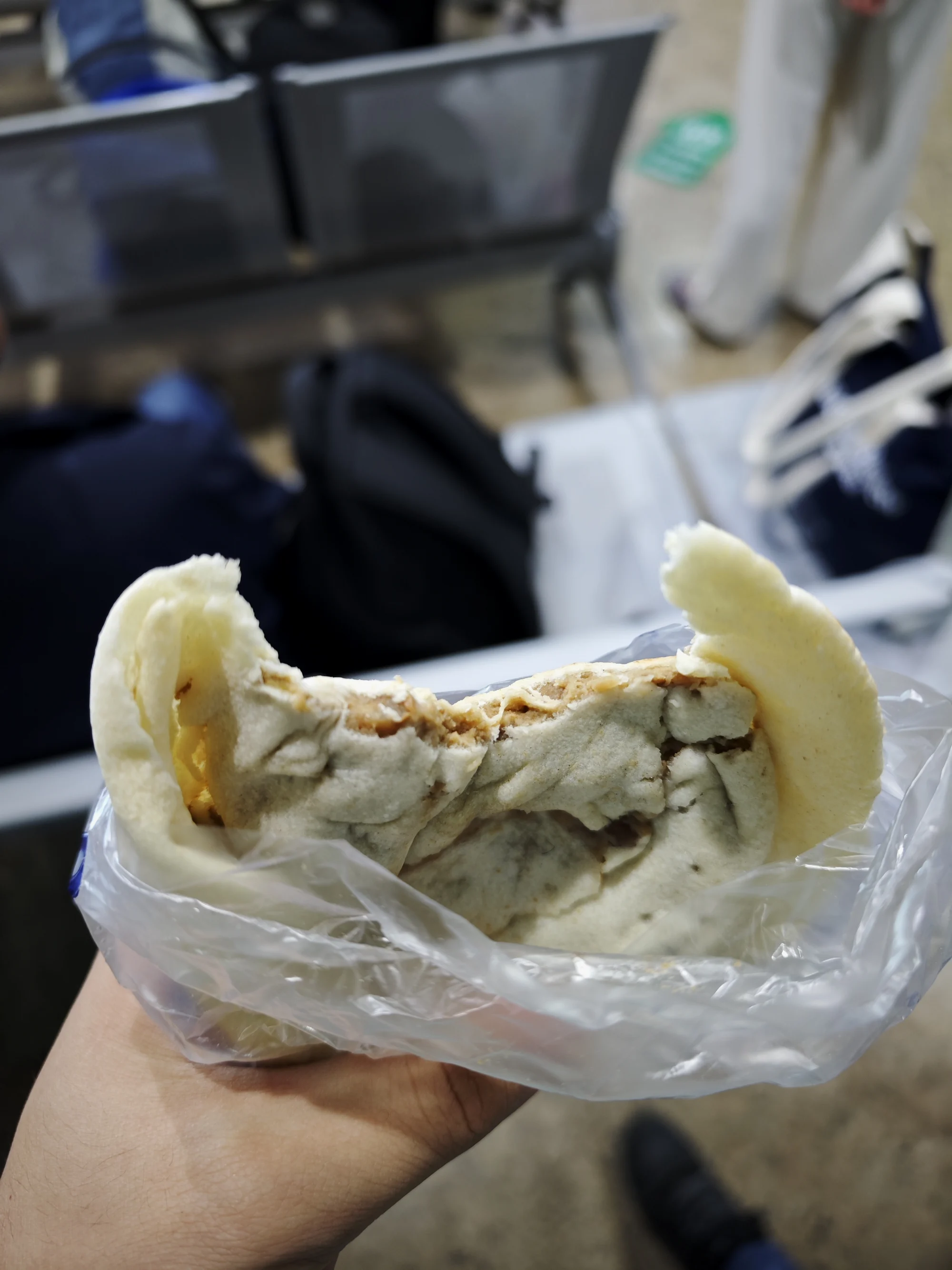 埃及的特色小吃，卷着鹰嘴豆酱富尔（Fuul）的皮塔饼（Pita）