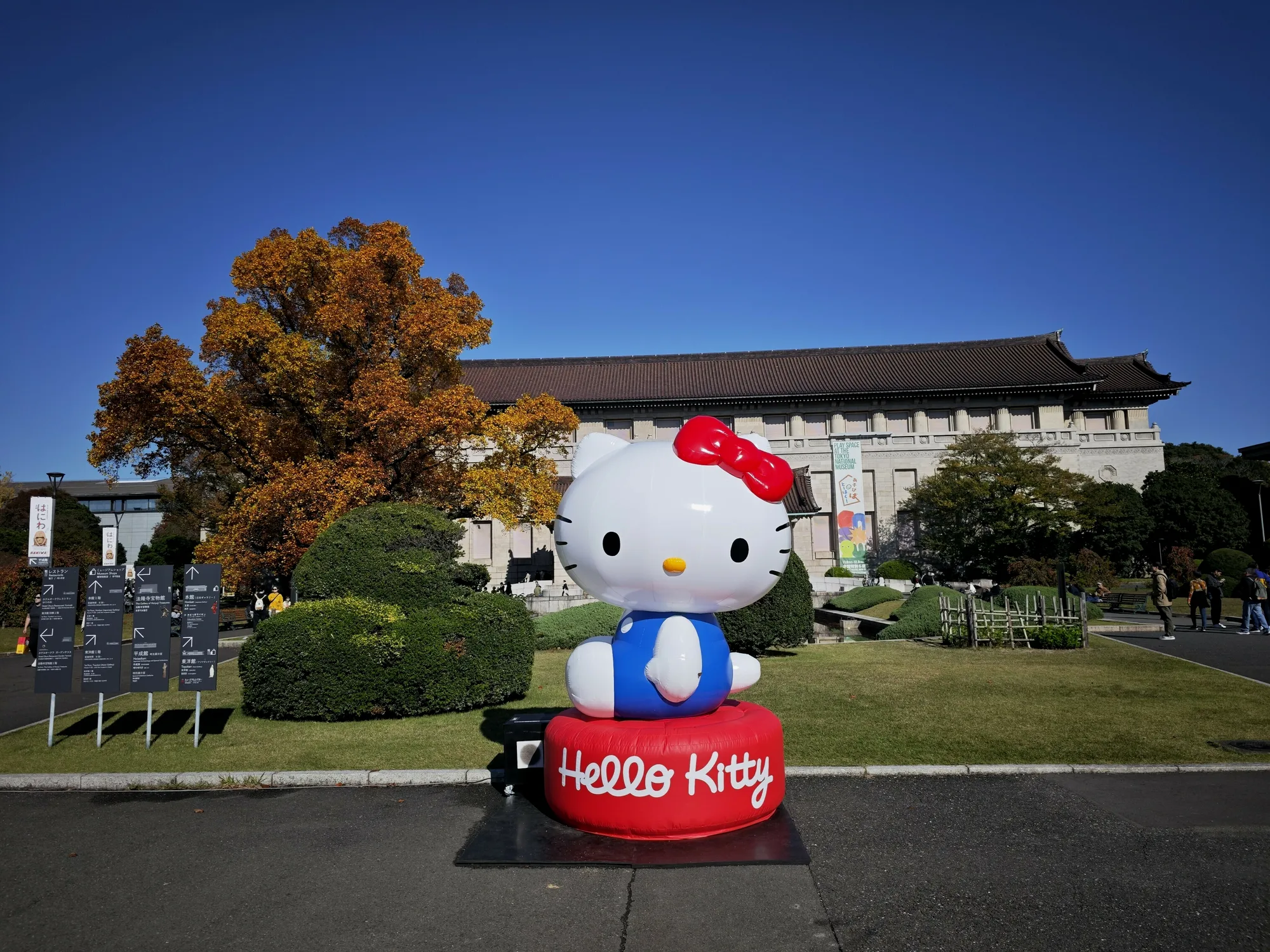 东京国立博物馆内的HelloKitty特展宣传立像
