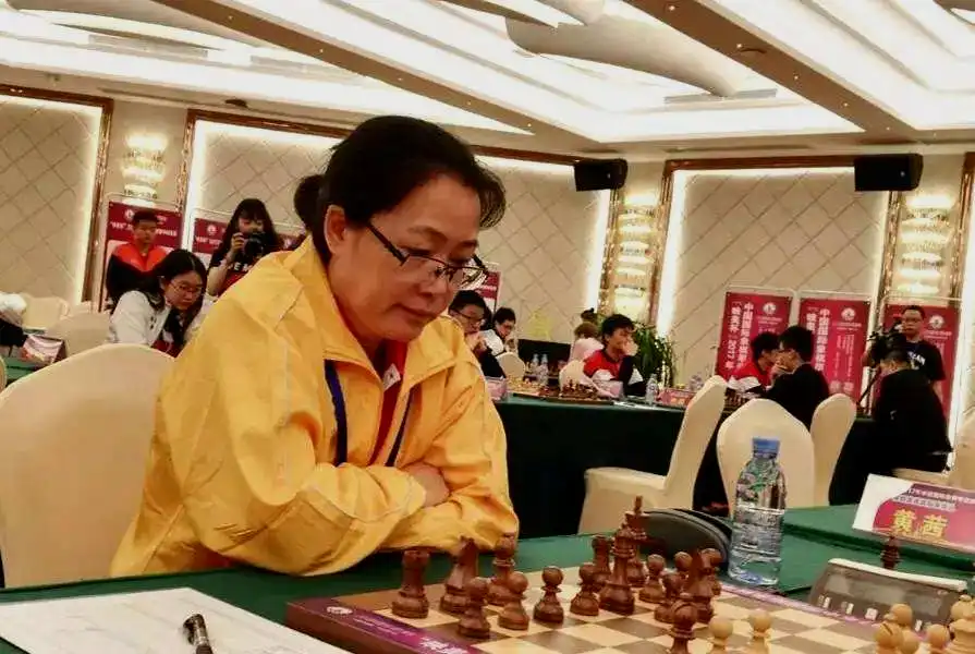 刘适兰，我国的第一个女子特级大师，并且也是亚洲第一个女子特级大师。其他神童12岁拿到特级大师，刘老师12岁才第一次碰国际象棋。是努力方面的天才。