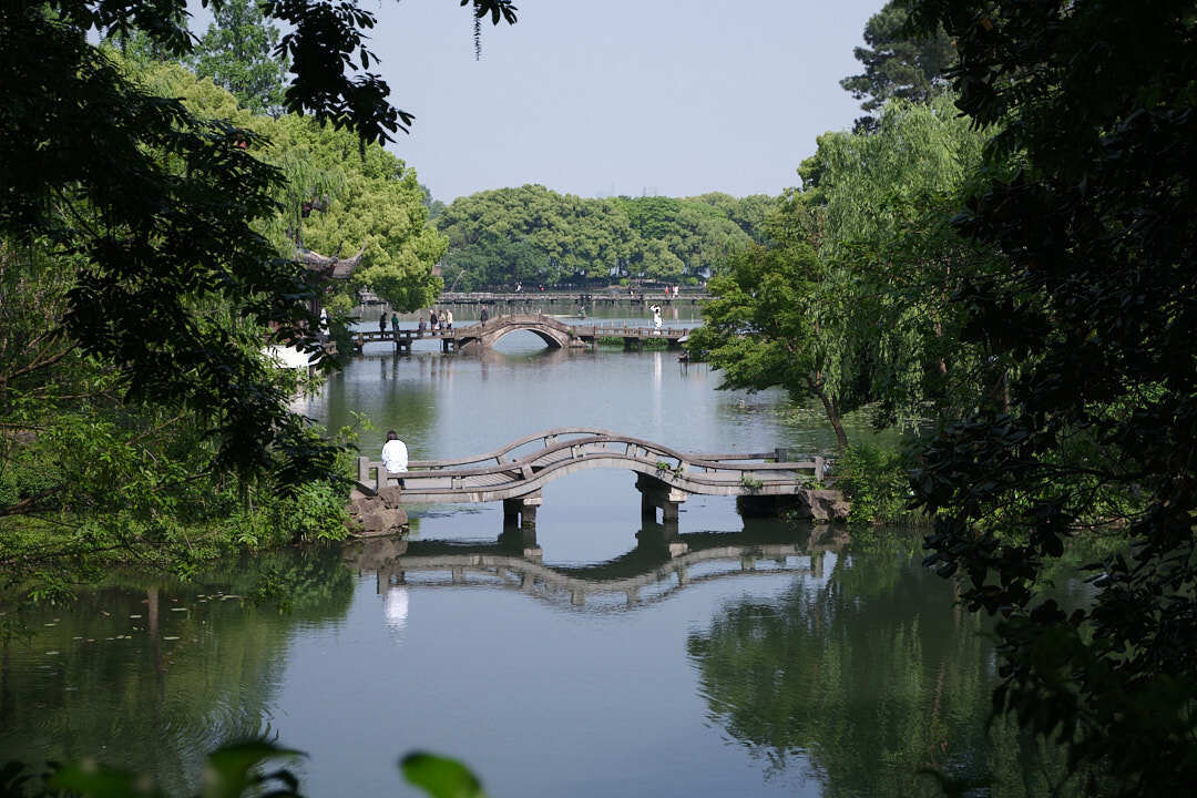 西湖西岸，岛屿间架起了几座小桥