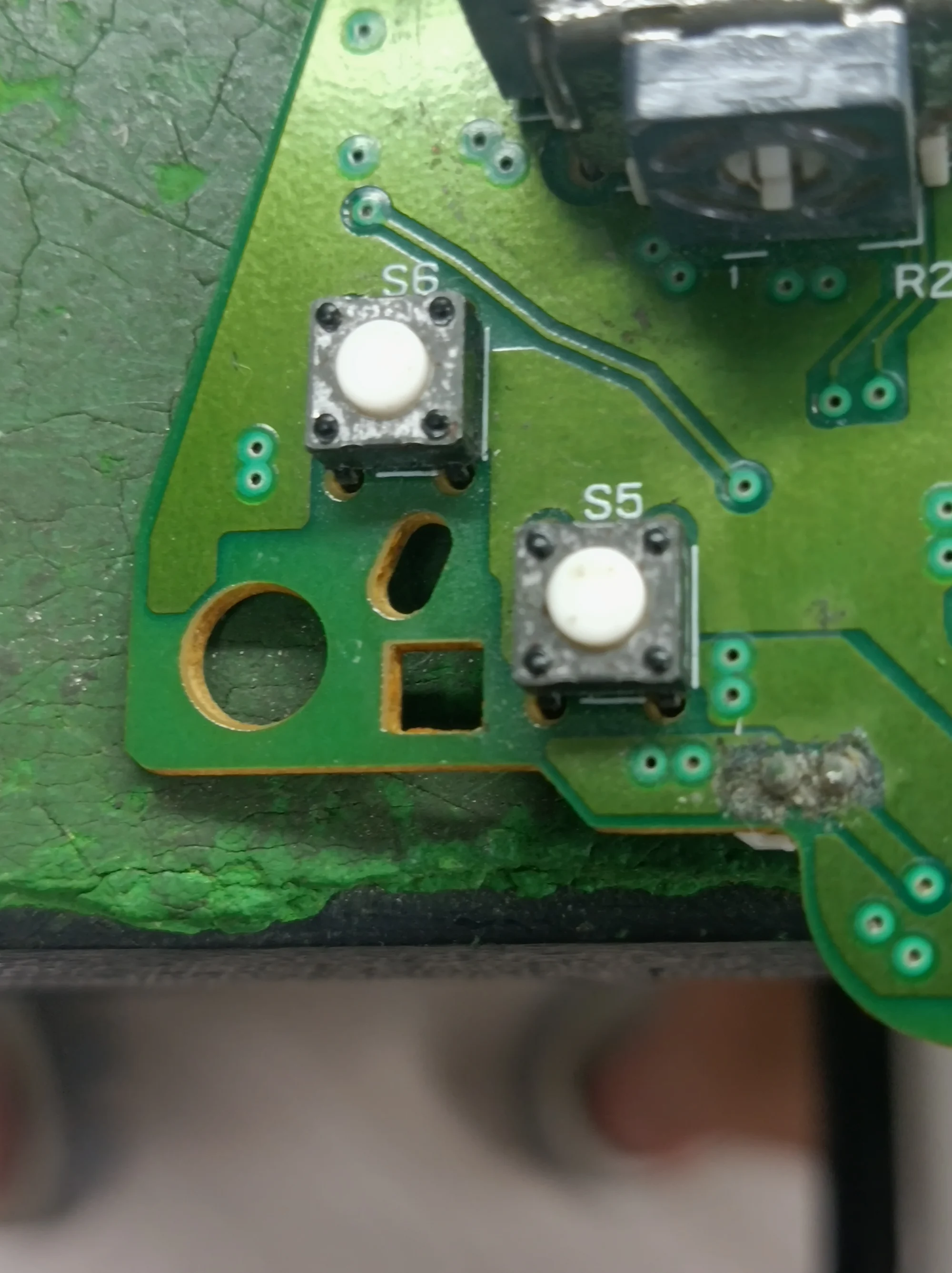 S5就是我们的故障按键，八成是轻触开关坏了，值得一提的是这个轻触开关上面的小触电还是橡胶的，比我的国产360确实q弹不少