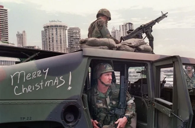 1989年圣诞节过后不久，正在实施“音乐攻势”的两名陆军士兵