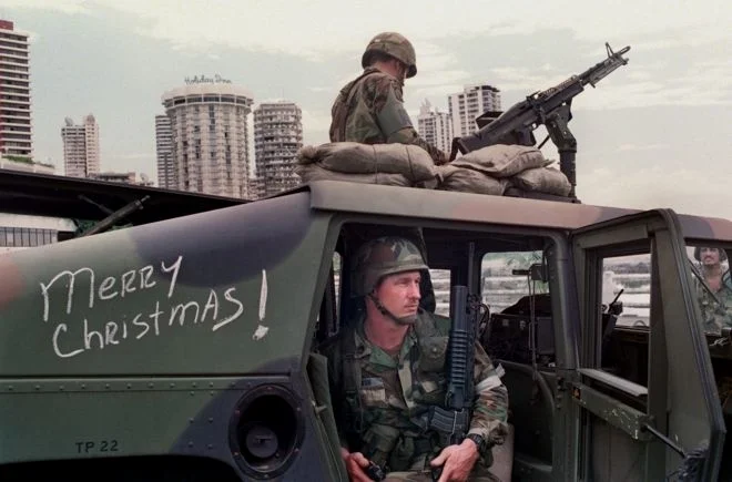 1989年圣诞节过后不久，正在实施“音乐攻势”的两名陆军士兵