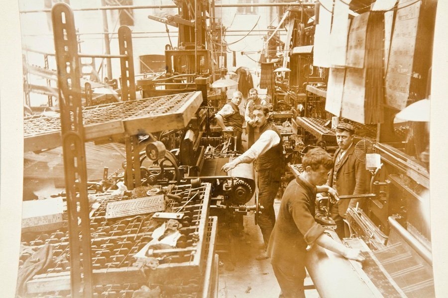 1910年左右，曼彻斯特的Mount Street Mill工人使用雅卡尔织机编织图案座椅套
科学博物馆集团收藏