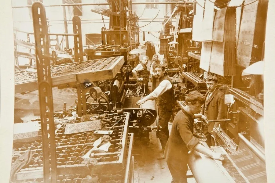 1910年左右，曼彻斯特的Mount Street Mill工人使用雅卡尔织机编织图案座椅套
科学博物馆集团收藏