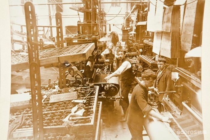 1910年左右,曼彻斯特的Mount Street Mill工人使用雅卡尔织机编织图案座椅套
科学博物馆集团收藏