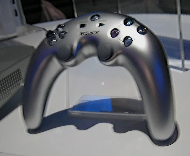 PS3原型手柄“回力标”（Boomerang，也有直接叫Banana的） 反应惨淡 被取消 之后改成Sixaxis版本