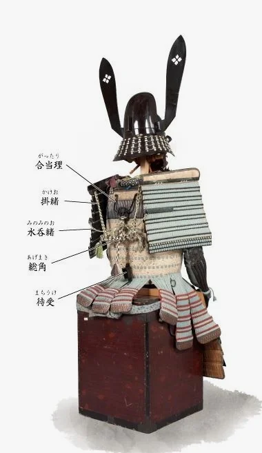 「黒漆塗の唐冠形兜」背面细节图