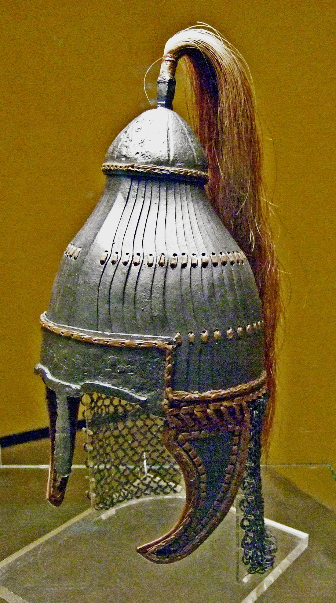 发现于德国巴登·符腾堡州的扎盔重建，这被认为是阿瓦尔人的头盔