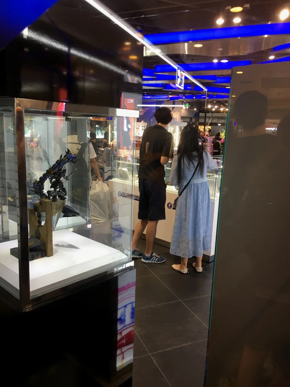 现场还有不少小姐姐