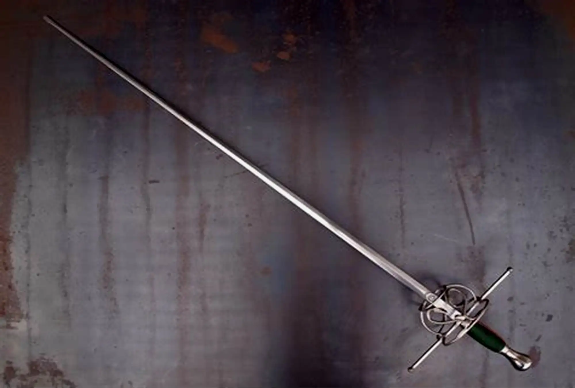 侧剑进一步拉长剑身和完善护手，形成威力巨大的迅捷剑